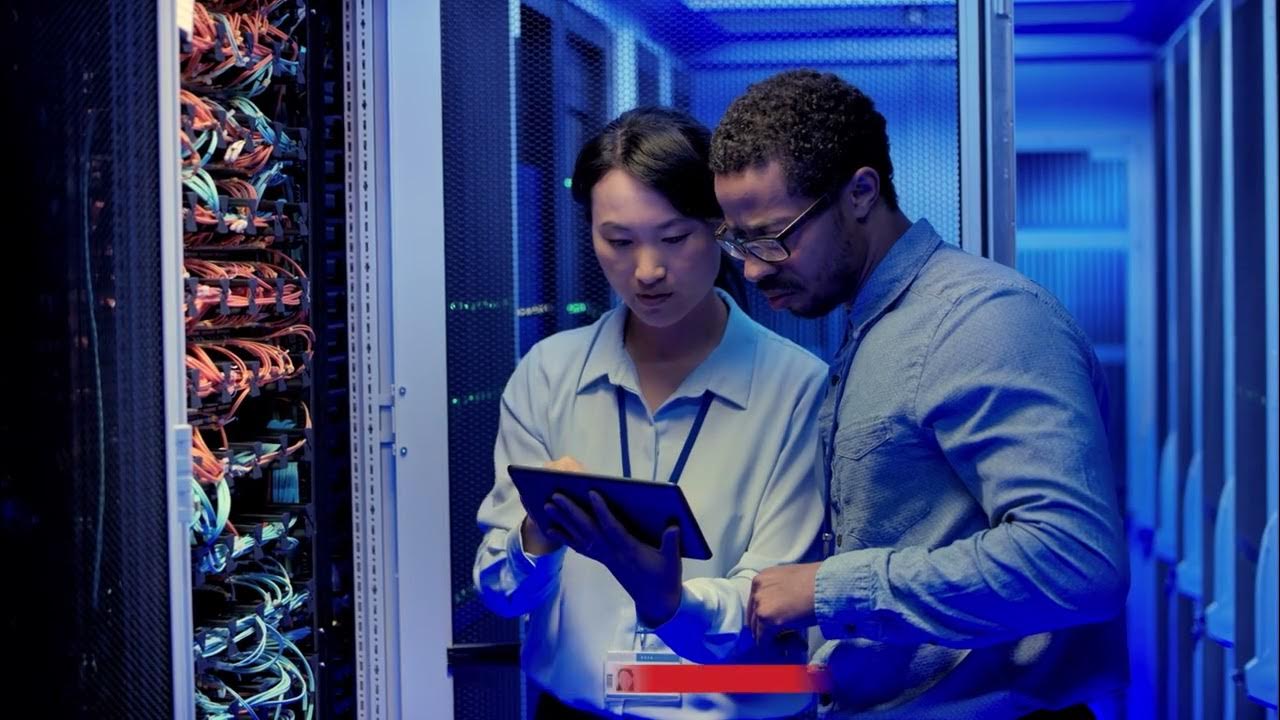 мужчина в серверной. Servers problems. Server drive. сервер компьютер. Servers problems.