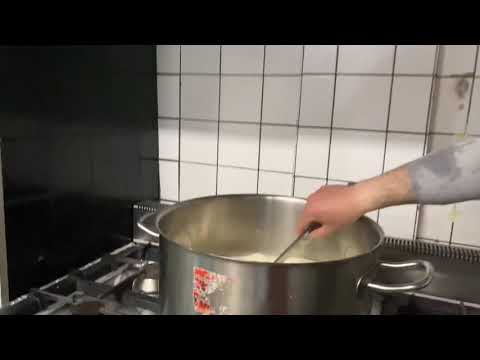 عمل القيمر العراقي او القشطة من حليب البقر الهولندي في هولندا