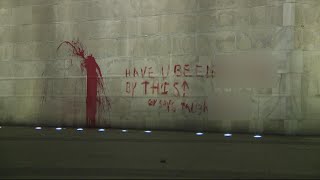 Police: Man vandalizes Washington Monument with red paint