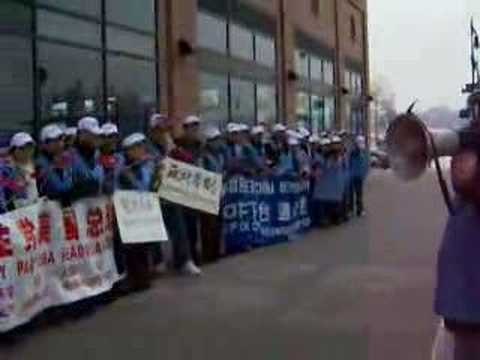 china democracy party US headquarter 1.29 中国民主党美国总部在中国领事馆外3