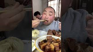 兄弟姐妹们开饭了，今天红烧肉和猪肺还有大包子。#美食 #农村生活 #food #记录真实生活 #生活 #吃货 #红烧肉 #包子 #太香了