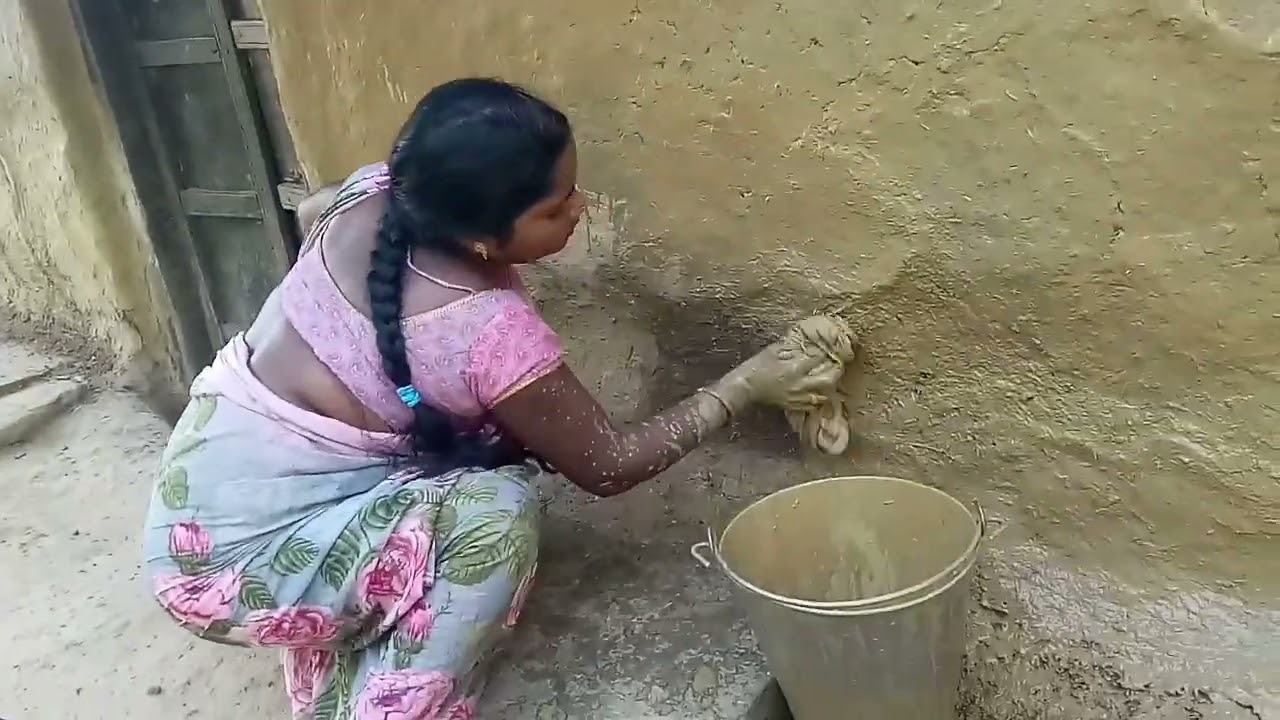 मिट्टी के दीवाल की हो रही है पुताई# यूट्यूब वीडियो जरूर देखें प्लीज