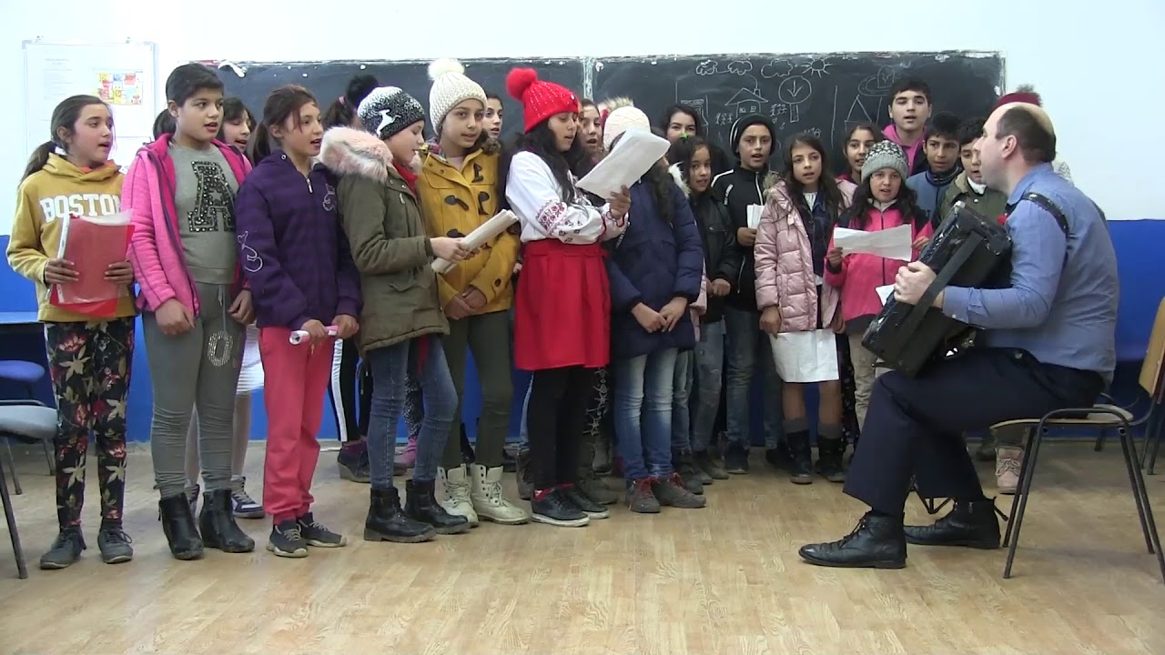 Daruri  pentru 600 de copii din satul Crucea