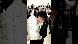 נראה כהן אמיתי🥹✨ הגב זמיר כהן רוקד עם ספר התורה בישיבתו. #הרב_זמיר_כהן #תורה #שמחה #אהבת_תורה