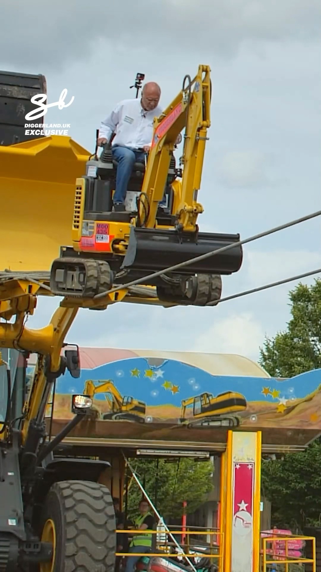 Imagine walking a tight rope... on a digger ? #digger #challenge #vehicles