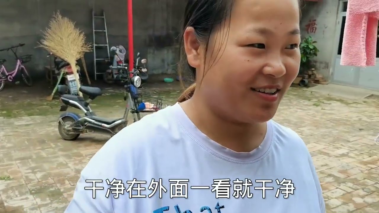 二姐带仨娃没空收拾家，屋里乱七八糟，妈妈妹妹忙活半天打扫干净