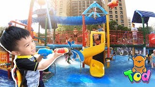 蝙蝠俠玩蜘蛛人水槍！去水樂園玩小陶德怕怕！Batman Spiderman Waterpark Play    | 沛莉 玩具開箱