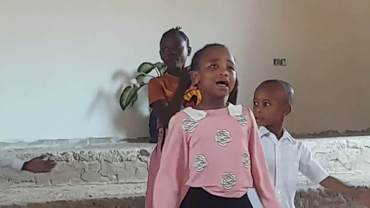 Mtoto aliye msifu Mungu kwa hisia kali ajabu.Neno moja kwake.