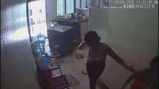 Download lagu Kompor Meledak Saat Ibu dan Anak Perempuannya Sedang Memasak!