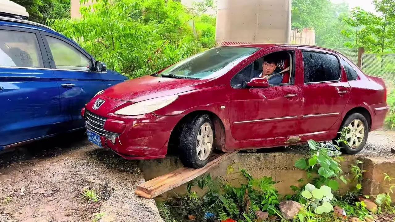 Amazing right-angle turn across a log bridge #drivingskills #walkaonlogbridge