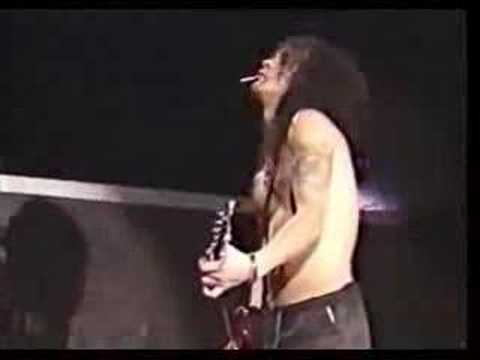 slash drunk playing intro welcome to the jungle