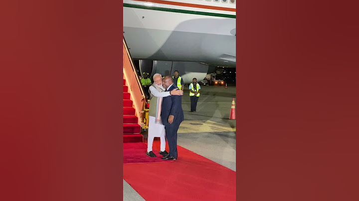 As a mark of respect, the PM of Papua New Guinea touches the feet of PM Modi! | PM Visit