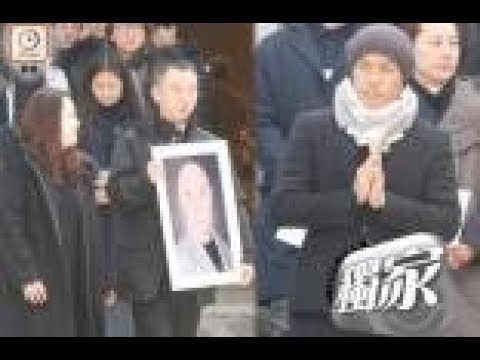 張衛健雙手合十告別胞弟張衛彝
