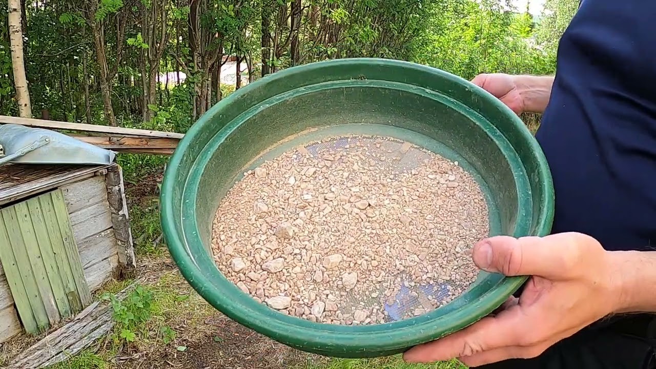 Krossar ner kvartmaterial med guld i, guldet syns tydligt !