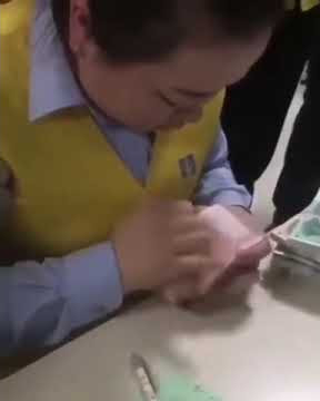 Viral petugas bank menghitung uang dengan cepat