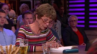 Moeder Joan leest emotionele afscheidsbrief dochter voor - RTL LATE NIGHT