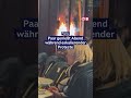 Paris: Paar genießt Abend während eskalierender Proteste