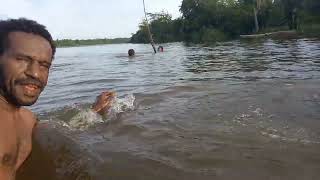 Anak-anak Papua sudah terbiasa mandi di pemandian terbuka,Sungai Digul. Bovendigoel Papua-Indonesia.