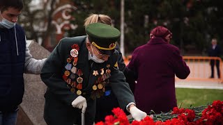 Возложение цветов к мемориалу воинам-амурцам в Благовещенске