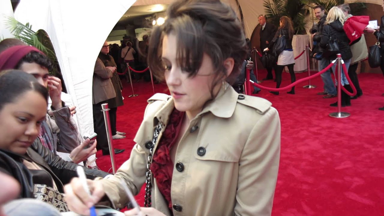 Shannon Woodward signing autographs