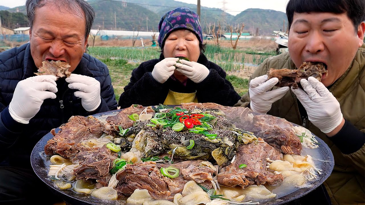 Никакого красного бульона, только наваристый и прозрачный суп из свиных хребтов — шоу еды Mukbang