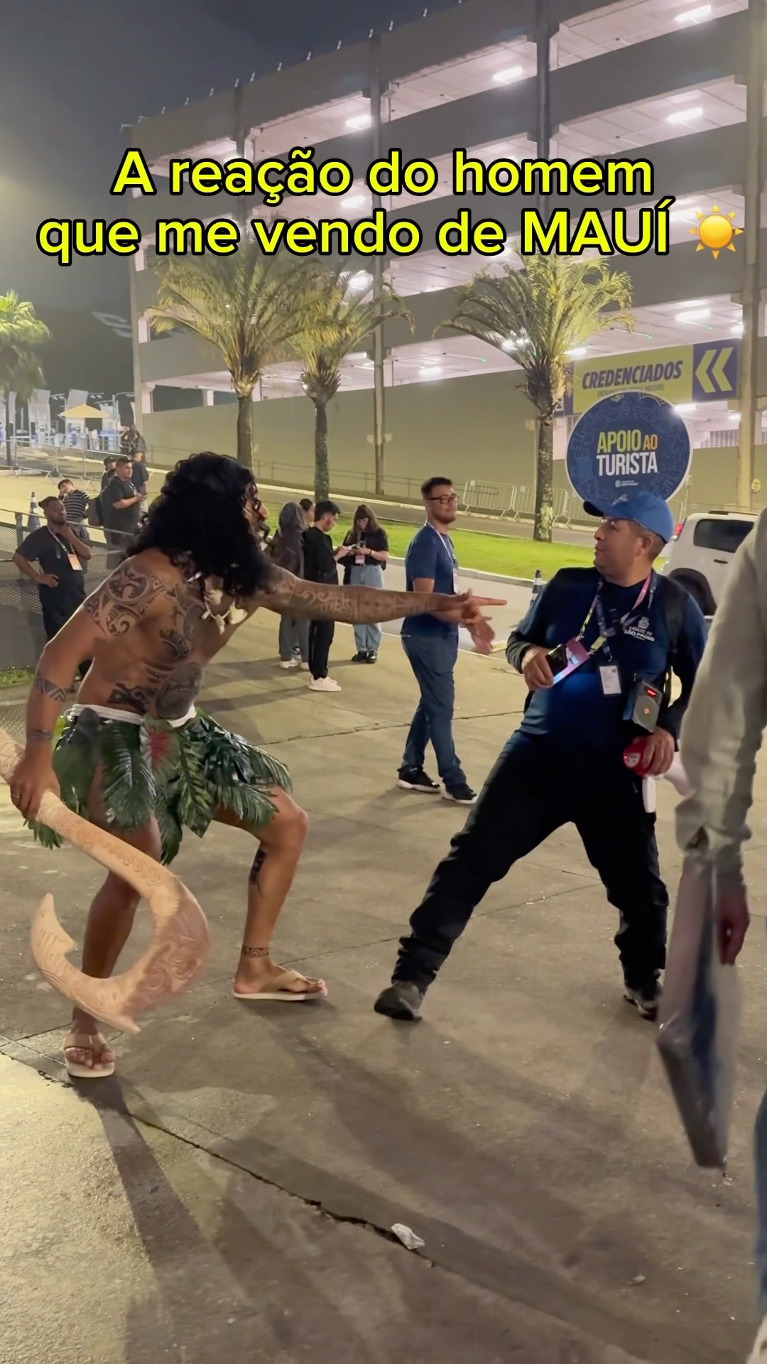 As reações…kkk #humor #fantasy #funnymemes #cosplay #apollosant #maui