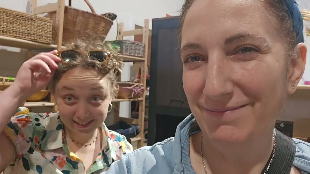 Buscando tesoros de segunda mano con mi prima de España 😃 primera vez que ve un Kringwinkel 