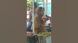 Mantap suara nenek ini walau dagang pempek