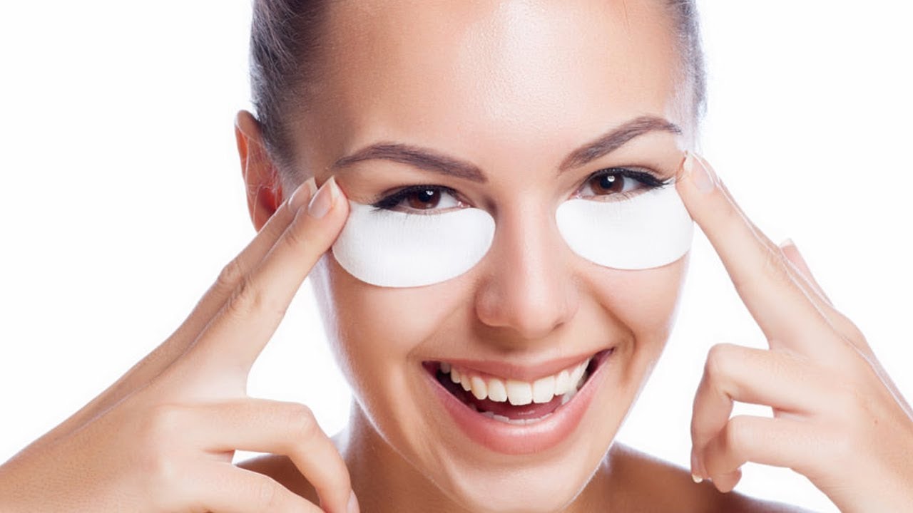 нанесение крема под глаза. уход за лицом. девушка патчи вокруг глаз. Fact для кожи вокруг глаз. крем для глаз.