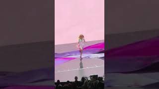 paula abdul falls off stage during live performance at hard rock live