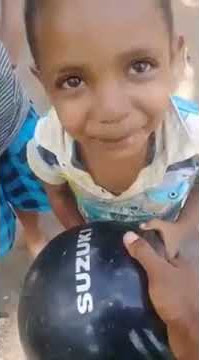 Ini ada adek adek kecil baca suzuki mala dibaca helm😁😁