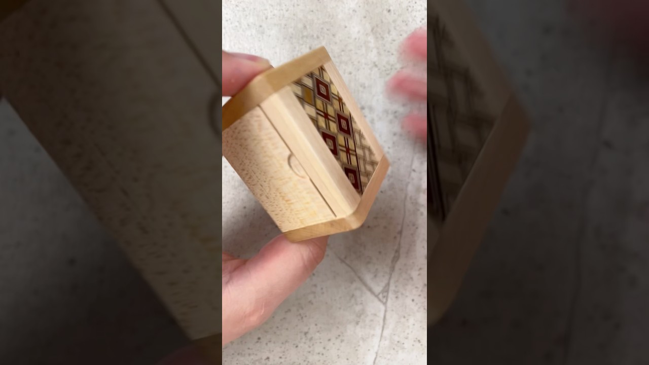 You will never guess the trick to open this Fake Puzzle Box