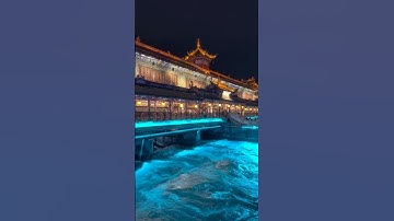 都江堰位于成都，是世界文化遗产。两千多年前由李冰父子修建，无坝引水自流灌溉。其渠首由鱼嘴、飞沙堰、宝瓶口构成，至今仍润泽天府。 #中國必去景點 #travel #都江堰 #青城山 #旅行vlog