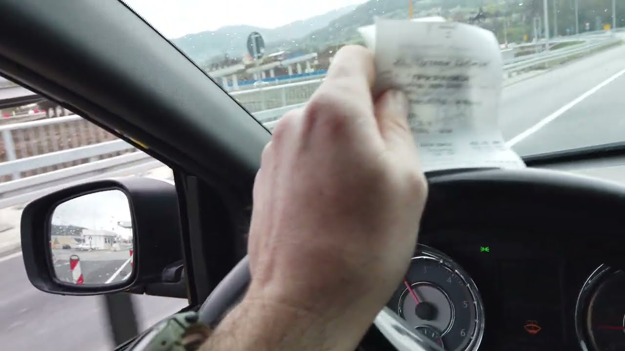 Проезд платежного поста на платной трассе в Сербии