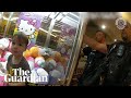 Dječak se uvukao u automat za hvatanje igračaka, spasila ga policija (VIDEO)