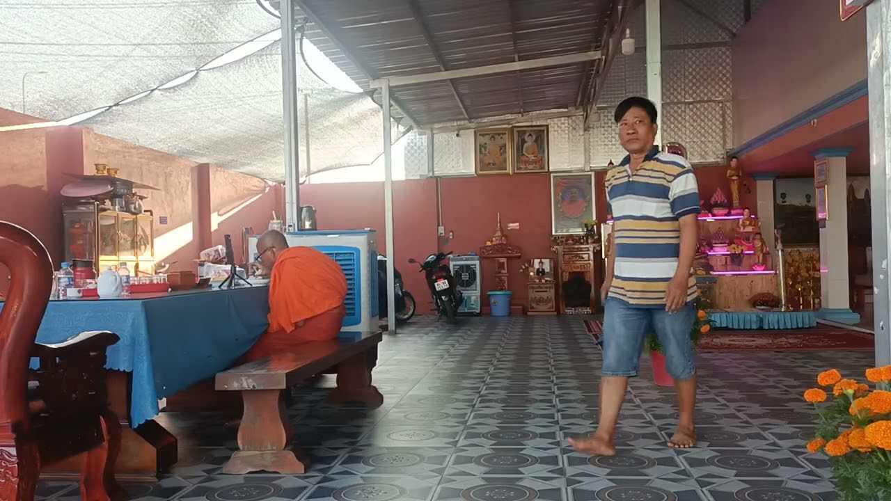 ព្រះសង្ឃឡើងឆាន់ព្រឹក#vlog #嗡嗡嗡 #travel #쩐다 #cute #food #휙봐 #funny #nature #colonelkkjϟ