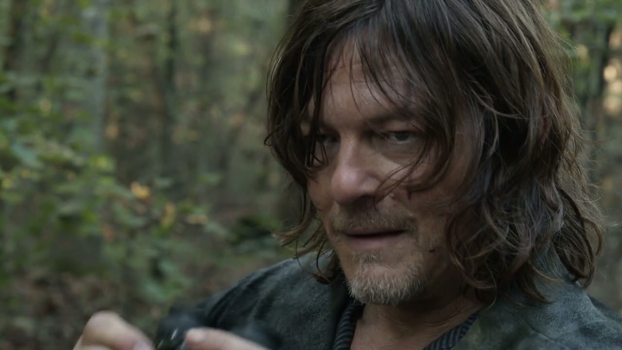 The Walking Dead S10E21 - Daryl finds a railroad track full of Walkers