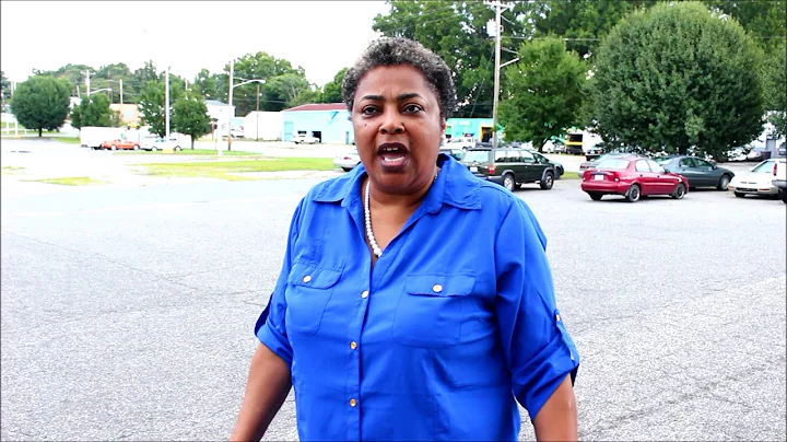 City Councilwoman Doris Allison talks with Shawn E...