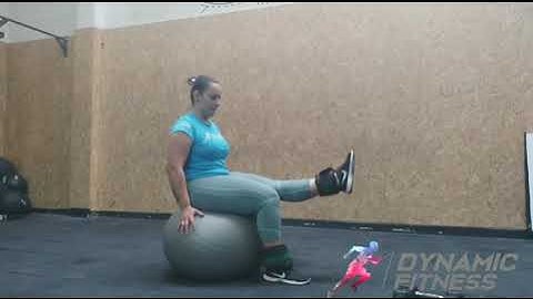 Extensão de joelho unilateral com caneleira e bola- Equipe Dynamic Fitness