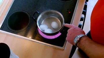 Ist es schlimm wenn Eier beim Kochen Platzen?