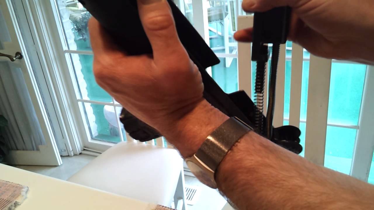 Disassembling the IMI Uzi submachine gun