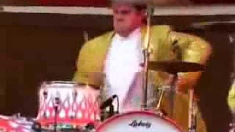 Crazy Drummer on wrong stage MUST SEE!!! (Sharp dressed man - ZZTop)