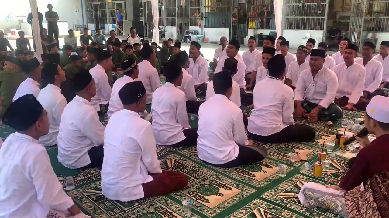 Warga binaan lapas 2b idi rayeuk meratayakan maulid nabi besar Muhammad saw dengan berselawat.