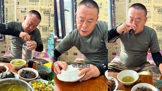 二哥做的饭太好吃了，都把人香迷糊了~The food made by my second brother is so delicious that it makes me feel dizzy