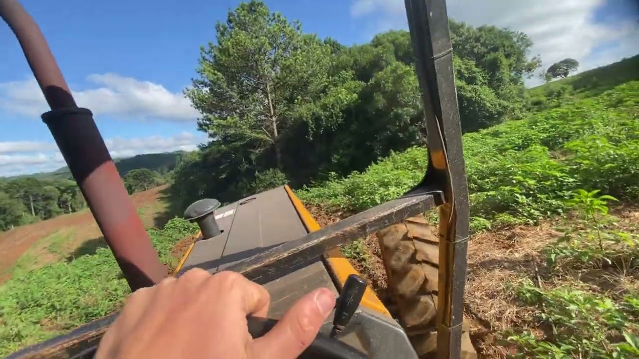 Passando grade aradora pra plantar pasto 