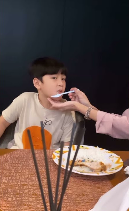 Rafathar makan di suapin nenek amy