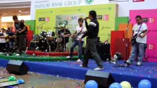 a band once live at the mall
