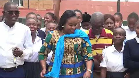 AU LYCÉE TUENDELEE EN VISITE, MME LE MINISTRE DU GENRE, FAMILLE ET ENFANTS, MAÎTRE GISÈLE NGUNGUA