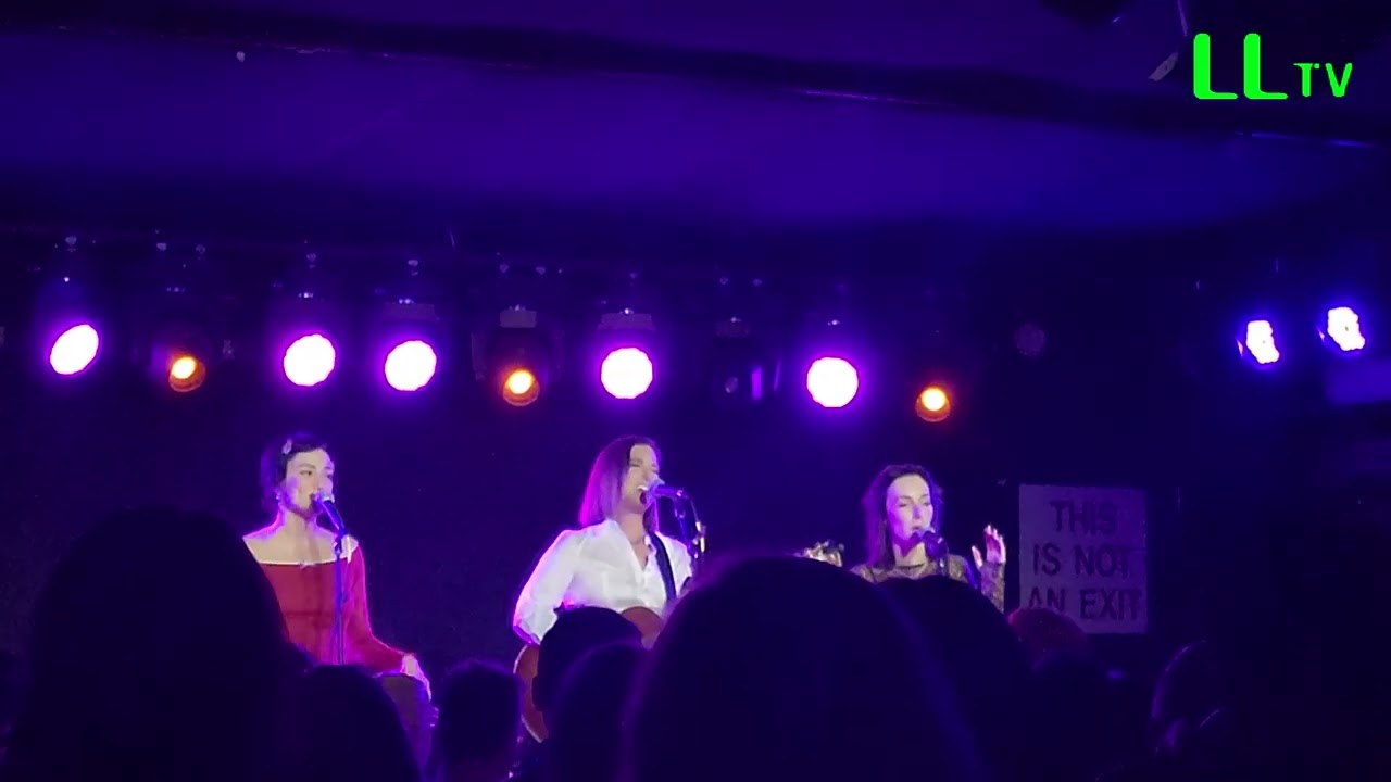 Cassadee Pope with Daisy Grenade - Hey Santa / Don't Sweat It - Mercury Lounge (12/1/25)
