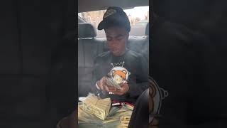 RAPPER FLEXING OVER 100k ON LIVE!..Subscribe For more content..